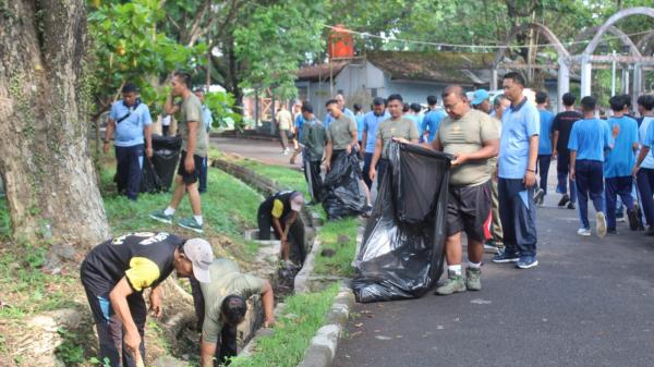 TNI Polri dan Warga Tasikmalaya Bersatu dalam Aksi Bersih-Bersih Sampah Dadaha