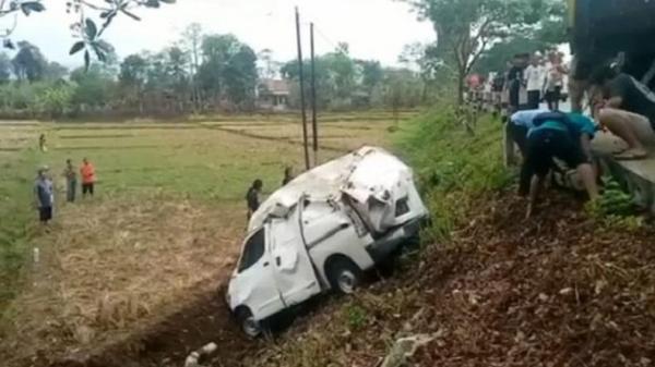 Mobil Muatan Paket Terjun ke Sawah, Kecelakaan Tunggal di Jalan Lingkar Sumpiuh Banyumas