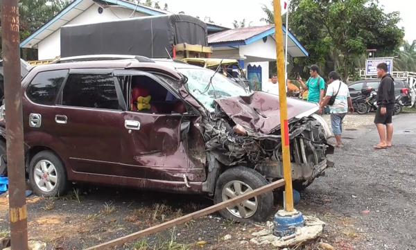 Kecelakaan Hari Ini Salip Kendaraan Rusak, Minibus Dihantam Truk