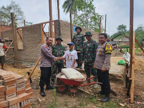Polres pringsewu Berikan Bantuan Material Bangunan Untuk Korban Angin Kencang di Mataram