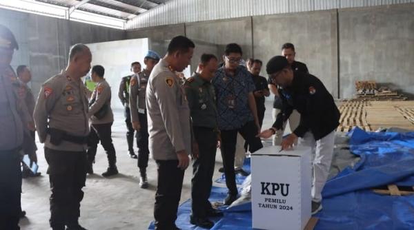 Jelang Pemilu, TNI, POLRI, KPU dan Bawaslu Kota Probolinggo Gelar Patroli di Gudang Logistik KPU