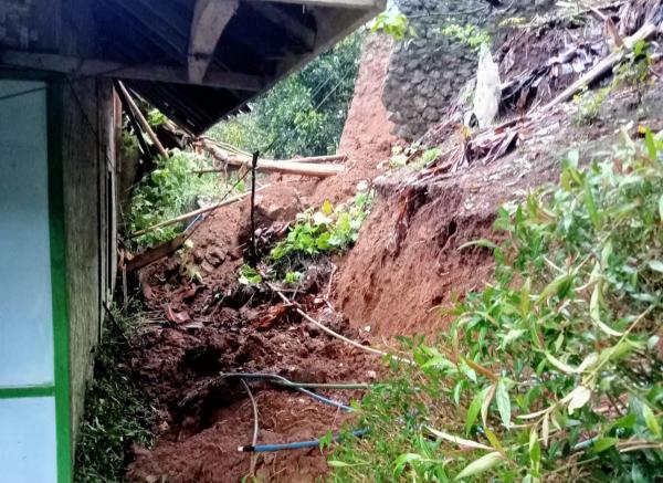 Diguyur Hujan, 5 Rumah di Cibinong Cianjur Tertimbun Longsor