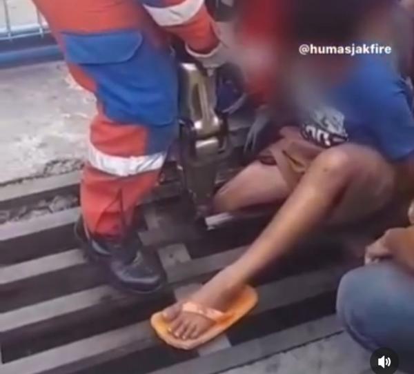 Tengah Melintas Kaki Seorang Anak Terjepit d Celah Besii Penutup Gorong-Gorong di Cengkareng