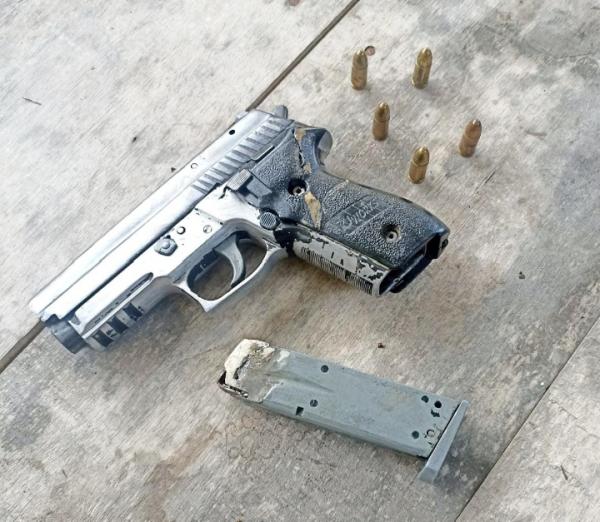Warga Tiro Pidie Serahkan Sepucuk Pistol Rakitan Jenis FN Sisa Konflik Aceh ke Polisi