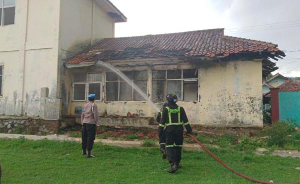 Kebakaran Lalap Bangunan Eks Puskesmas Pembantu di Desa Karangkancana, Kuningan