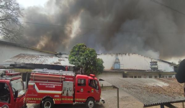 Kebakaran Hebat Hanguskan Pabrik Pemintal Benang di Bandung, Seluruh Petugas Damkar Dikerahkan