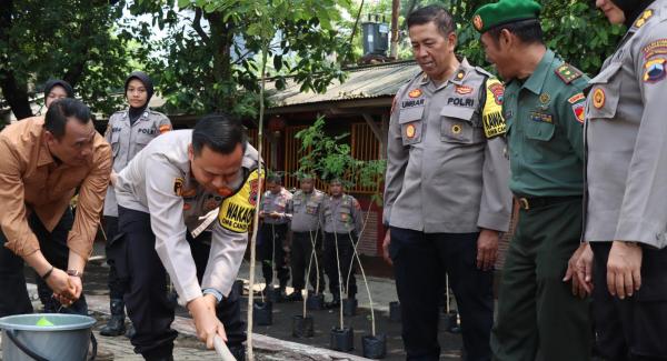 Dukung Gerakan Penanaman Serentak Bersama Polri, Polrestabes Semarang Tanam 1350 Bibit Pohon