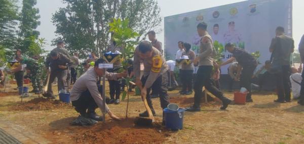 Dukung Ekonomi Hijau Presiden Jokowi, Polda Jateng Gencar Tanam Pohon