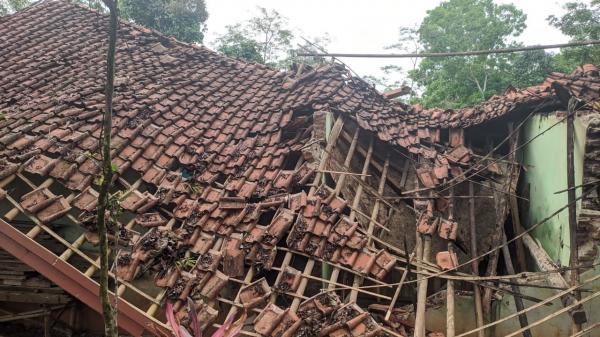 Usai Diterjang Hujan Lebat, Rumah Warga di Rajadesa Mendadak Ambruk