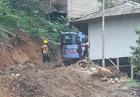 Proyek Pembangunan Jalan Pasir Kuray - Cisitu Tanpa Papan Informasi dan Terkesan Dipaksakan