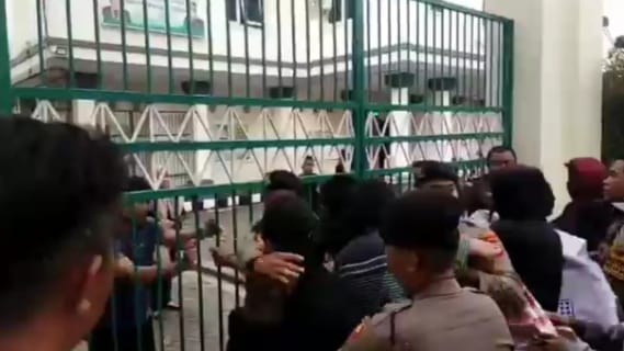 Unjuk Rasa Kasus Dugaan Korupsi Dana JKN RSUD Syekh Yusuf di Gowa Ricuh