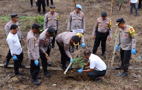 Polisi Pidie Jaya Tanam 10 Juta Pohon Bersama Polri untuk Kelestarian Lingkungan