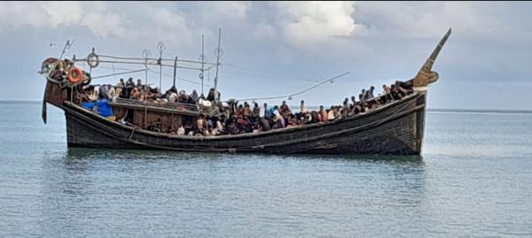 Manusia Perahu Terombang-Ambing di Tepi Pantai Bireuen