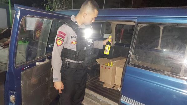 Satuan Samapta Polres Tasikmalaya Kota Amankan Minibus Pengangkut Ratusan Botol Miras