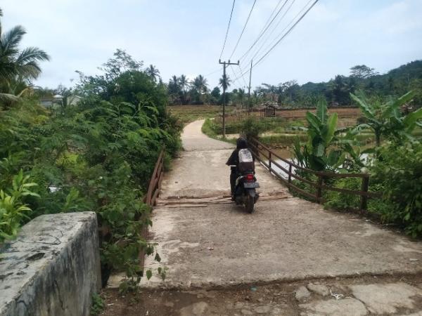 Miris! Jembatan Penghubung Dua Desa di Lebak Memprihatinkan, Warga Harap Segera Dibangun