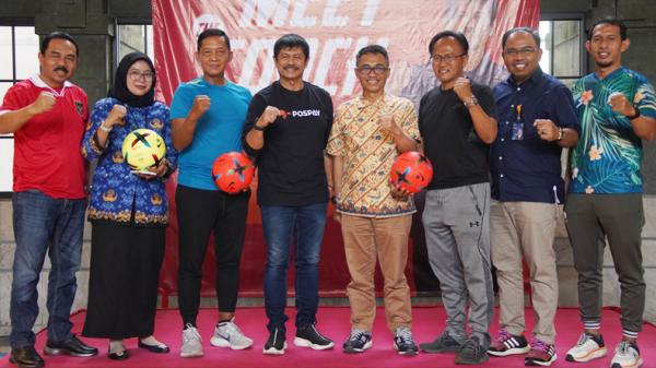 Pelatih Timnas U23 Indra Sjafri Motivasi Siswa SMAN 15 Surabaya