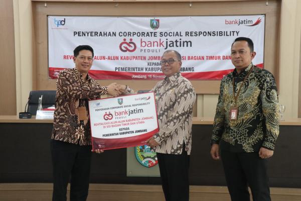 Bank Jatim Serahkan CSR Revitalisasi Alun-Alun Jombang
