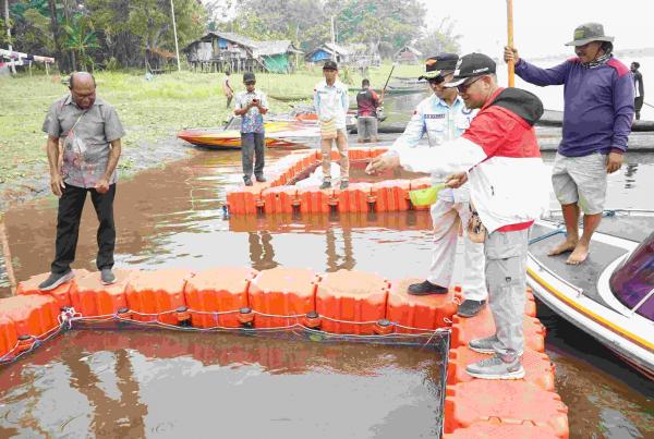 Tingkatkan Ekonomi Masyarakat, Pemkab Mappi Serahkan Bantuan Kerambah Benih Ikan dan Pakan