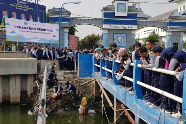 Universitas Hang Tuah Lepas Puluhan Ribu Ikan di Sungai Depan Kampus