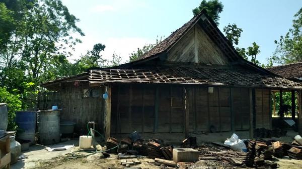 Kuatir Longsor karena Tanah Hendak Dikeruk, Warga Gandong Ngawi Pindahkan Rumahnya