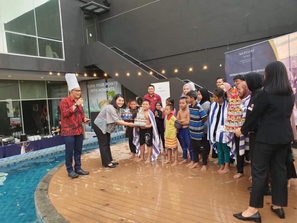 Mercure Nexa Pettarani Makassar, Berbagi Kebahagiaan kepada Anak Panti Asuhan Al Muhaimin