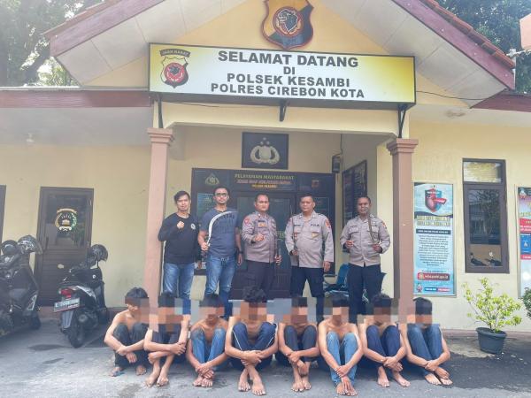Polisi di Cirebon Amankan 8 Remaja yang Diduga Hendak Tawuran, Bawa Celurit hingga Samurai