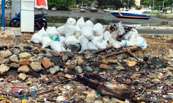 Mengarungi Sampah Pinggir Pantai Bikin Cidera Pemandangan Pulau Bawean
