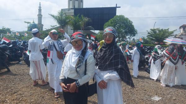 Semangat Tak Kenal Panas, Dua Sahabat dari Sodonghilir Ikut Aksi Bela Palestina di Tasikmalaya