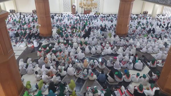 Ribuan Warga Tasikmalaya Gelar Sholat Ghaib di Masjid Agung Baiturrahman untuk Muslim Palestina