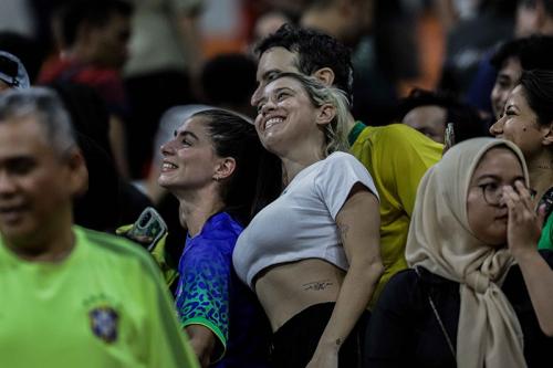 Potret Perempuan Seksi Pendukung Timnas Brasil Bikin Gagal Fokus Penonton di JIS