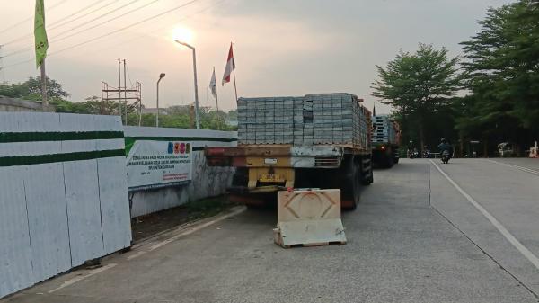 Belum Beroperasi SPBU GDC Depok Sudah Bikin Macet, Truk-Truk Besar Diparkir di Bahu Jalan