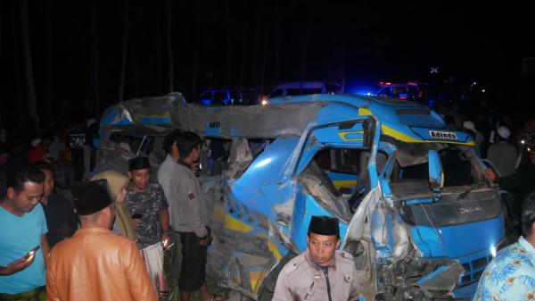Ngeri! Kereta Api Jurusan Surabaya-Banyuwangi Tabrak Elf, Korban Berjatuhan