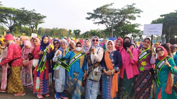3000 Lebih Perempuan Meriahkan Parade Budaya Tangsel Berkebaya
