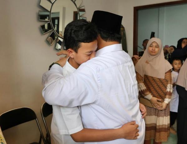 Menhan Prabowo Temui Keluarga Korban Kecelakaan Pesawat Super Tucano, Sempat Peluk Anak Korban