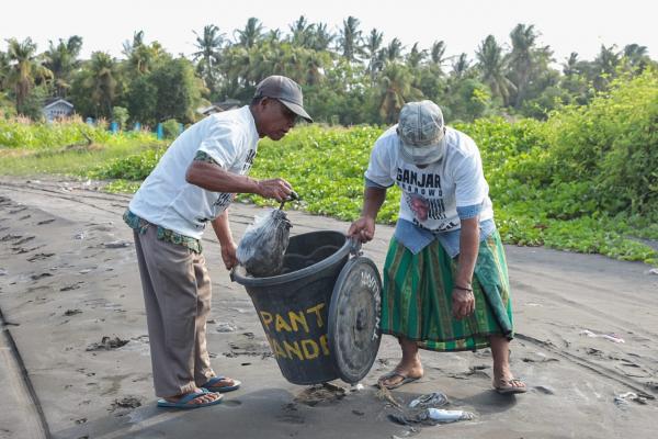 Kompak, Ganjar Creasi dan Warga Gotong Rorong Bersihkan Pantai Pandean di Situbondo