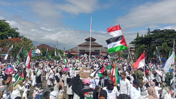 Beri Dukungan Palestina, Warga Lombok Tengah Putihkan Alun-Alun Tastura