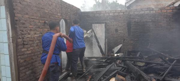 Sebuah Rumah Permanen Terbakar di Kayu Batu, Diduga Akibat Lupa Matikan Kompor Gas
