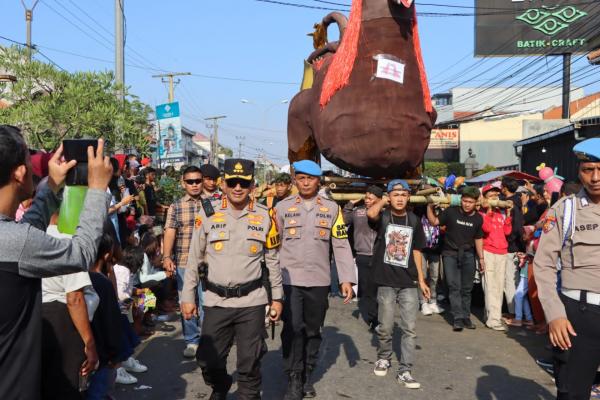 Tradisi Sambut Musim Hujan Buyut Trusmi Cirebon Dijaga Ketat Polisi