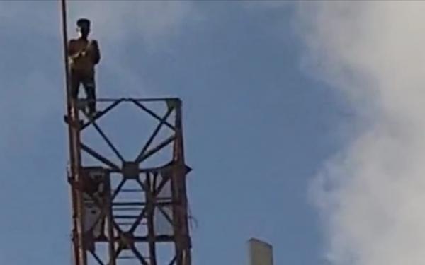 Mabuk Lem, Remaja Nekat Panjat Tower Setinggi 100 Meter, Evakuasi Berjalan Dramatis