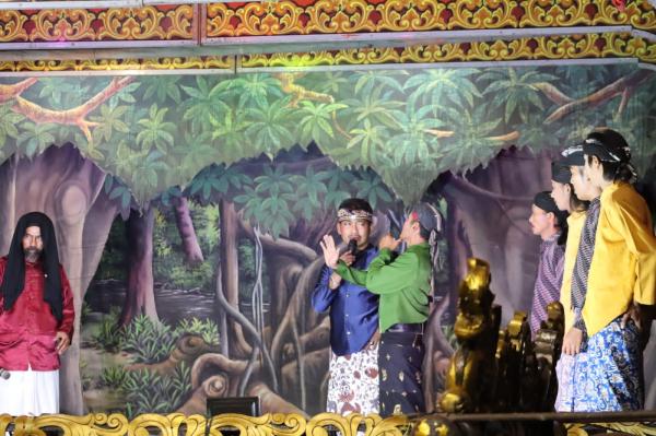 Cara Bupati Cirebon Ajak Warganya Jadi Pemilih Cerdas Lewat Seni Tradisional Sandiwara