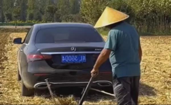 Viral, Petani Rela Bajak Perkebunan Pakai Sedan Mewah, Bikin Tepuk Jidat