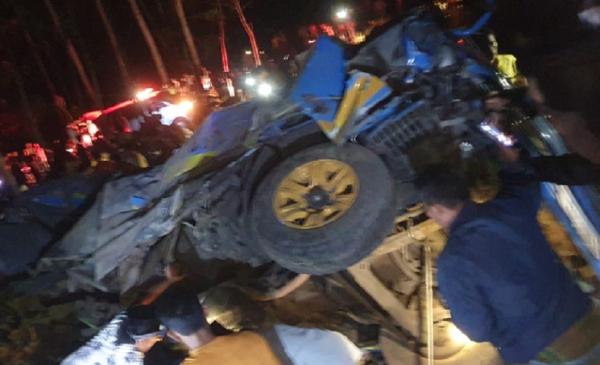 Kecelakaan Maut di Lumajang, Mini Bus Elf Hancur Dihantam KA Probowangi 11 Tewas 4 Luka Berat