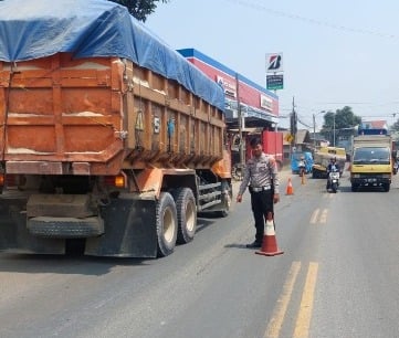Motor dan Minibus Kena Lemparan Ban Truk  Terlepas Saat Melintas  di Jalan Raya Serang Cilegon 