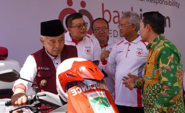 Bank Jatim Serahkan CSR Sepeda Ambulans ke RSUD Kanjuruhan