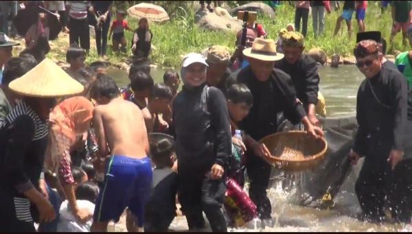 Keseruan Bupati Subang Gobyag Ikan Bersama Ratusan Warga di Muara 7 Sungai