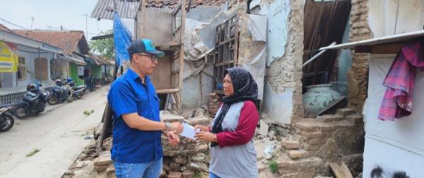 Rumahnya Nyaris Ambruk, Warga Jombang Cilegon Terharu Terima Bantuan RTLH dari Caleg PAN