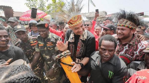 Momen Seru Ganjar Pranowo Menari Bersama Masyarakat di Papua