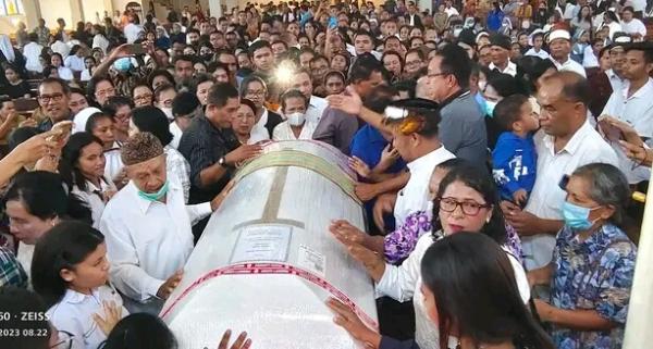 Jenazah Mgr Vincentius Sensi Potokota Tiba di Kupang dan Disambut Ribuan Umat Katolik
