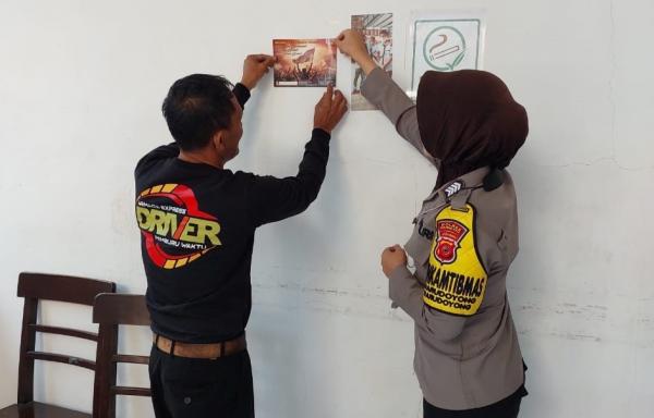 Melalui Brosur, Polsek Warudoyong Kota Sukabumi Serukan Pemilu Damai