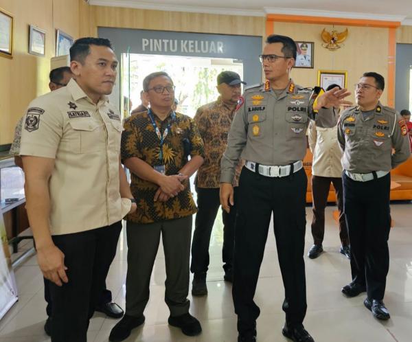 Ditlantas Polda Sulsel Sidak Pelayanan di Kantor Samsat Makassar